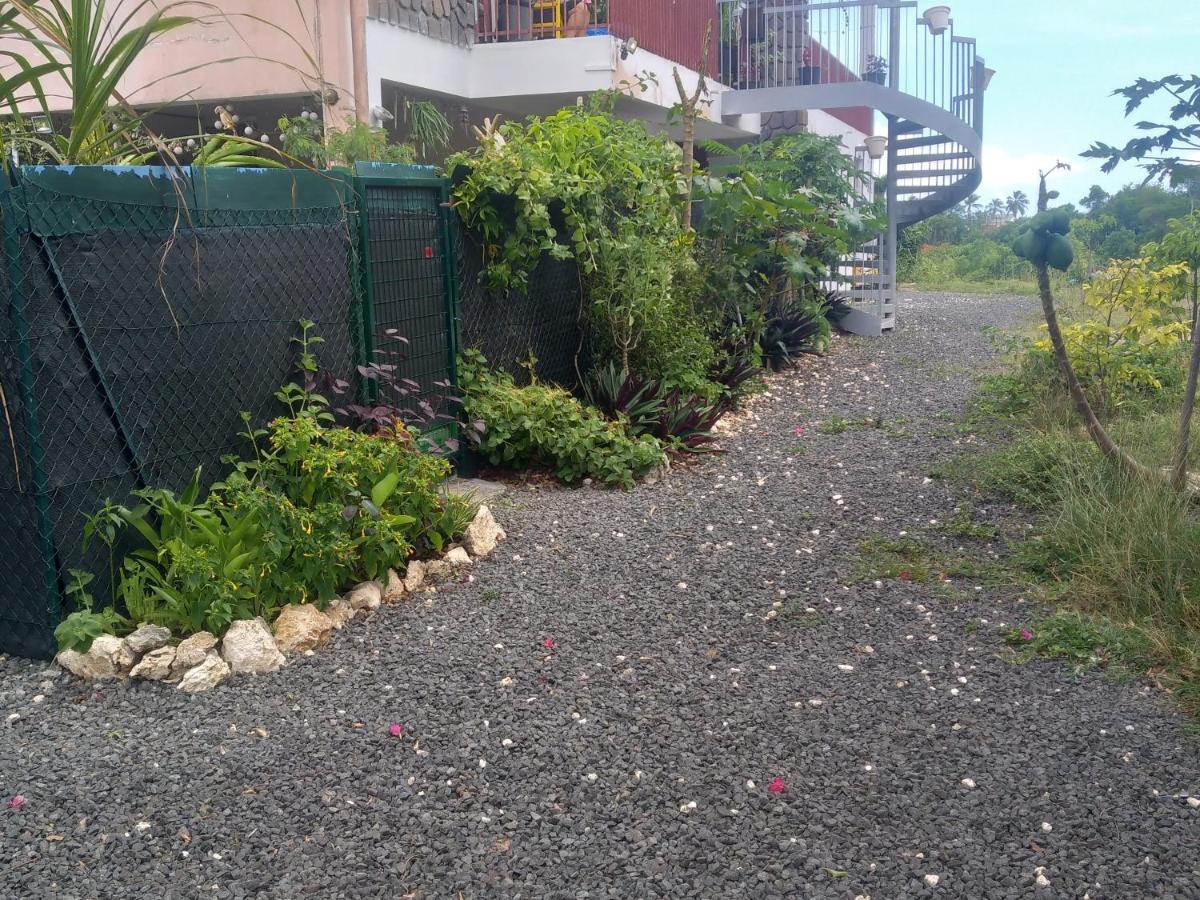 Chambre Avec Cuisine Et Sdb Semi-Privatives Separees Dans Un Ecrin De Verdure Les Abymes Zewnętrze zdjęcie